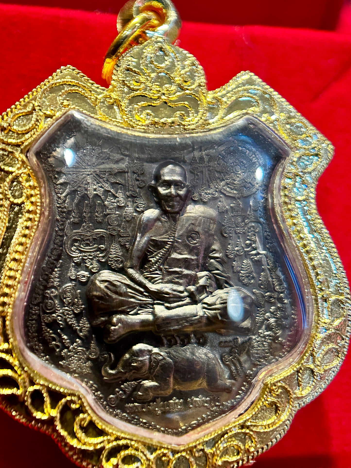 Sacred Elephant Amulet (Dark Steel)