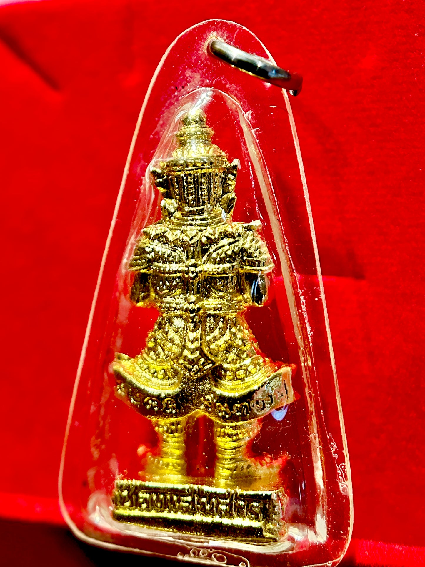 Tao Wessuwan Statue Gold