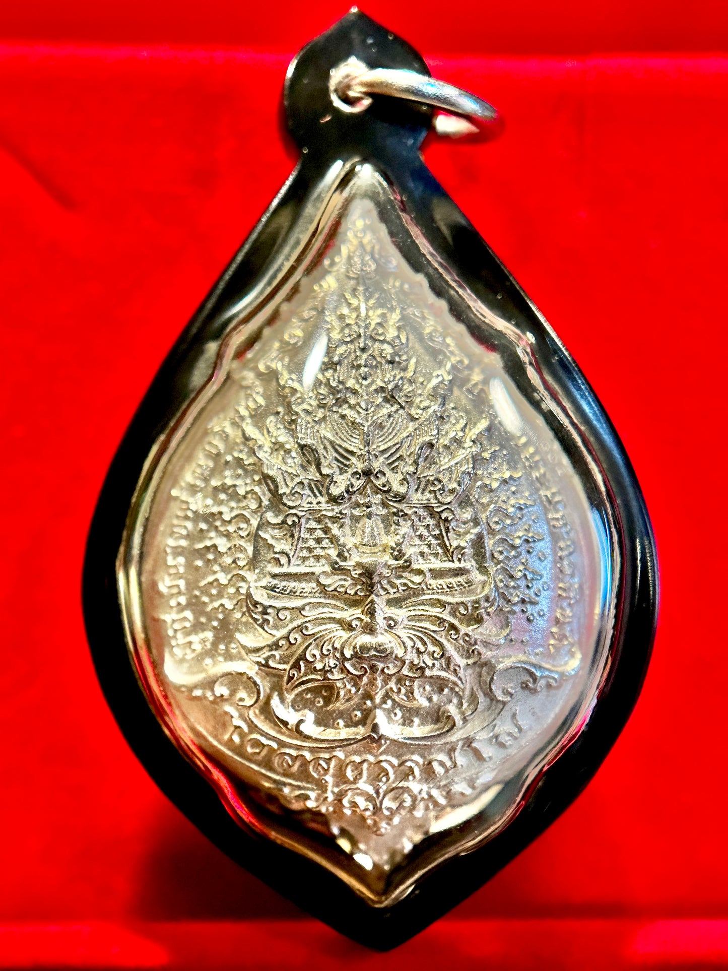 Tao Wessuwan Silver Guardian Amulet – Black Case