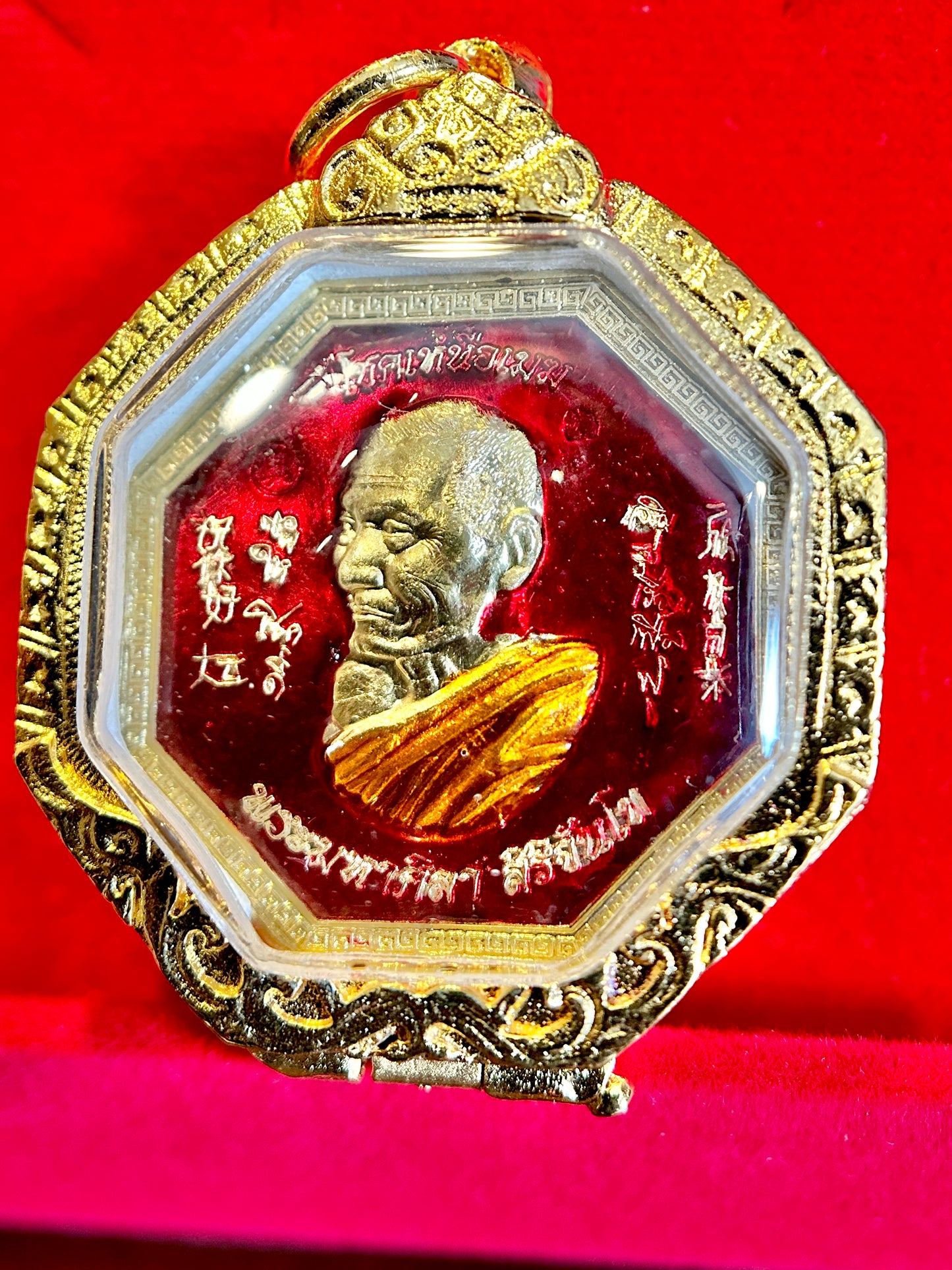 “Chok Nuea Mek” – Fortune Above the Clouds Amulet (Red/Gold)