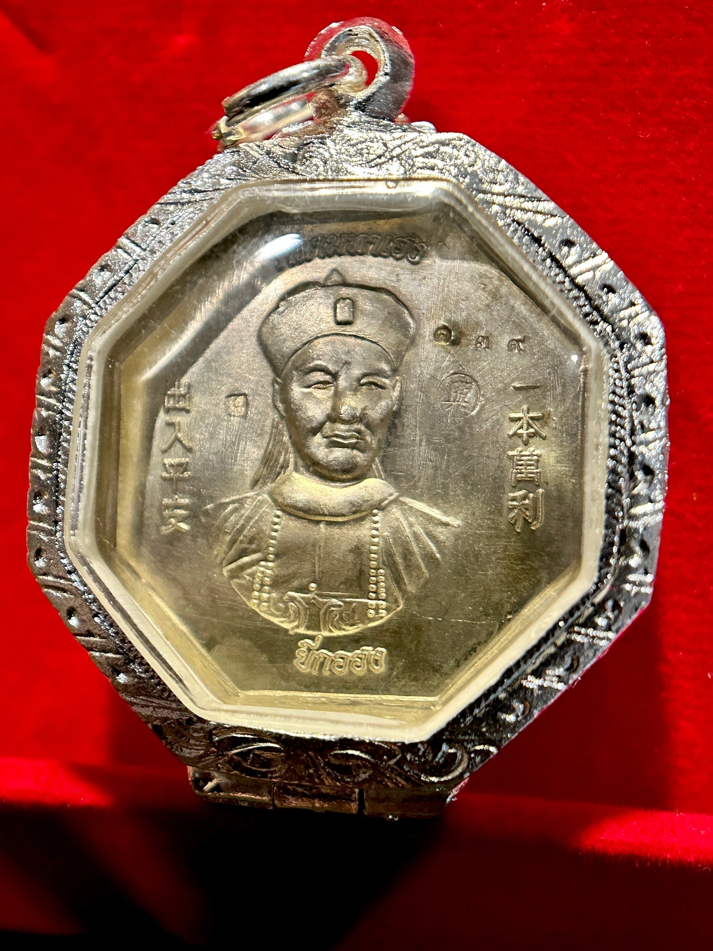 “Chok Nuea Mek” – Fortune Above the Clouds Amulet (Red/Silver)