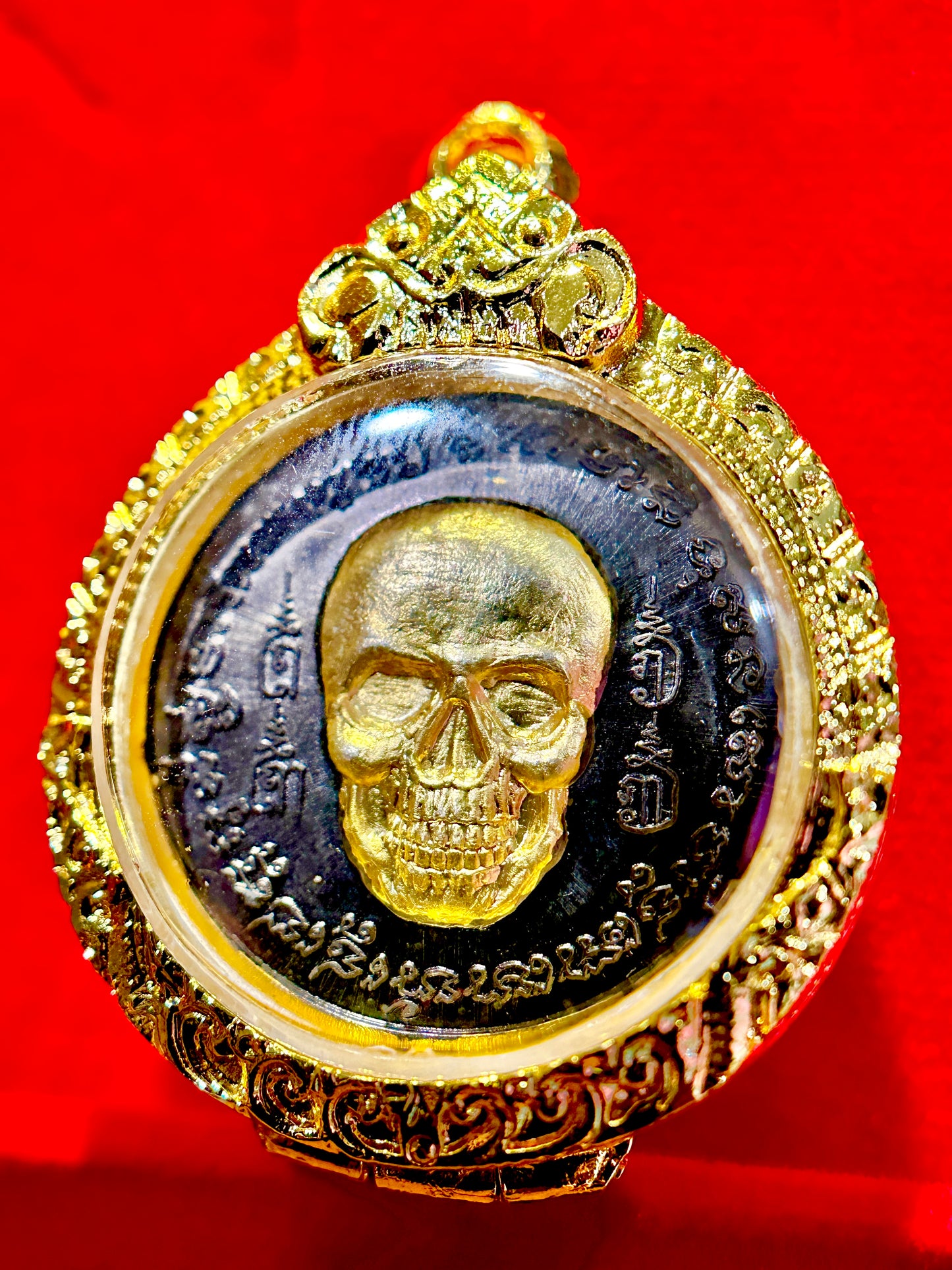 Obsidian Skull of Impermanence (Gold Accents)