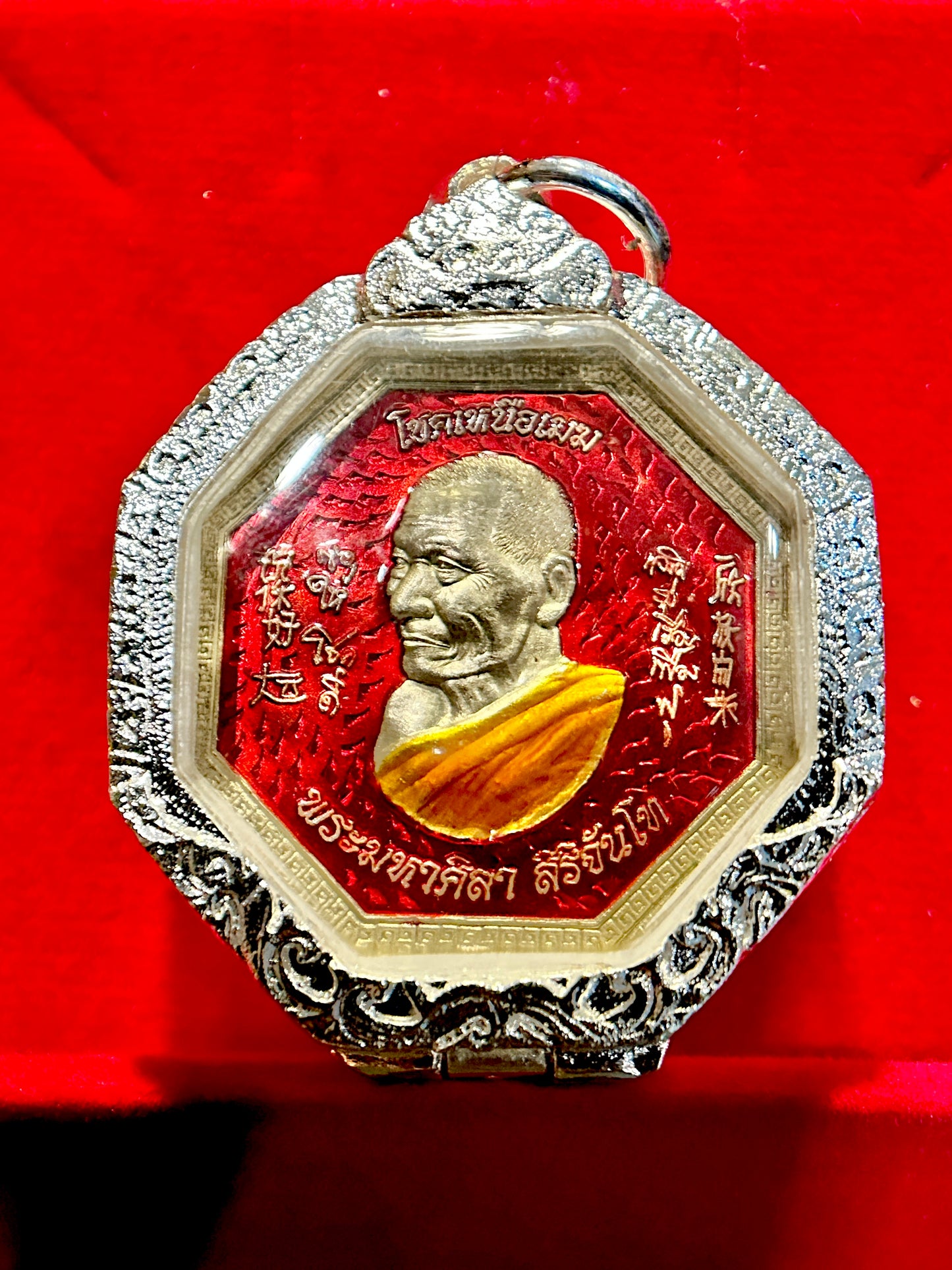 “Chok Nuea Mek” – Fortune Above the Clouds Amulet (Red/Silver)