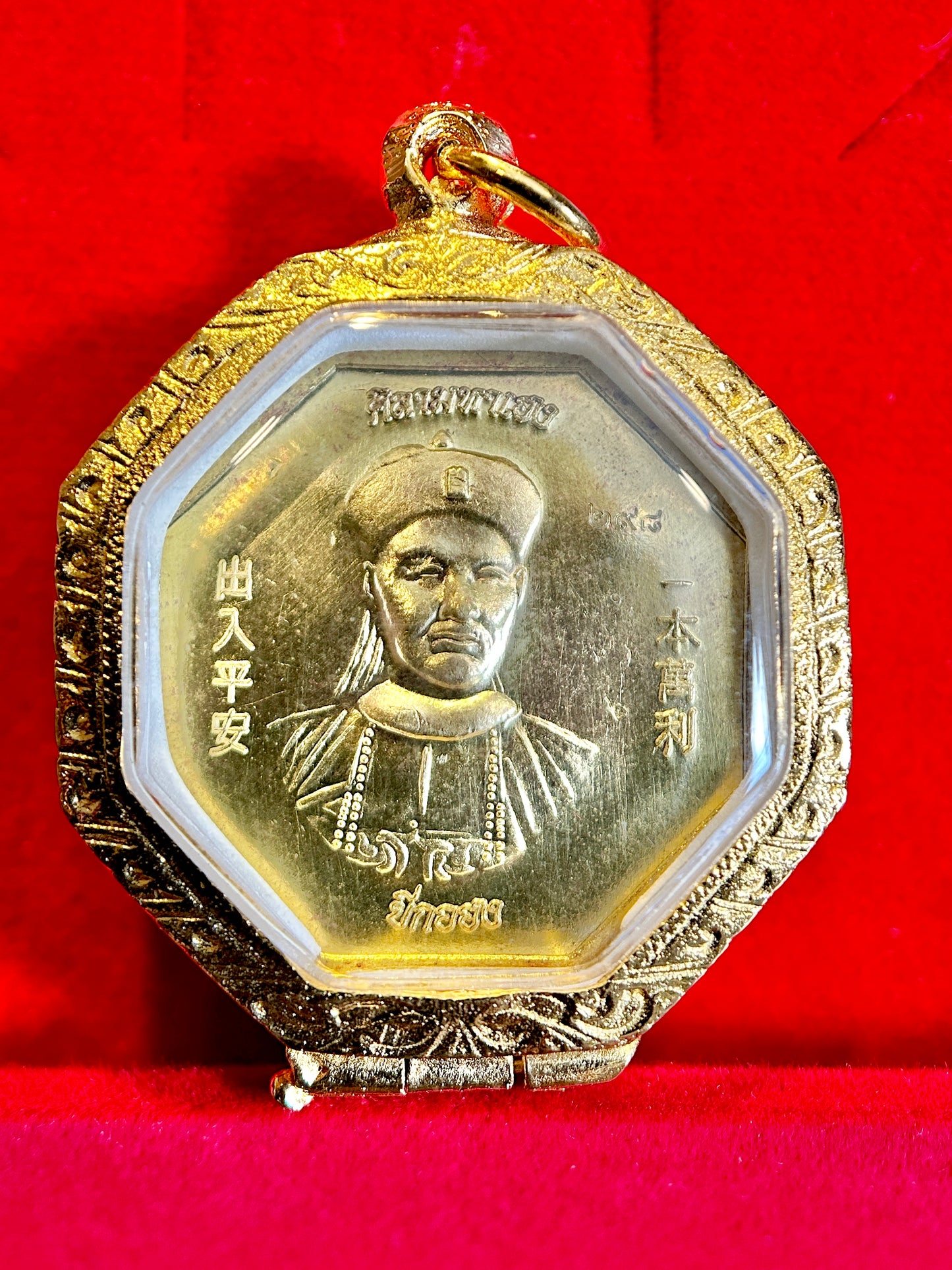 “Chok Nuea Mek” – Fortune Above the Clouds Amulet (Red/Gold)