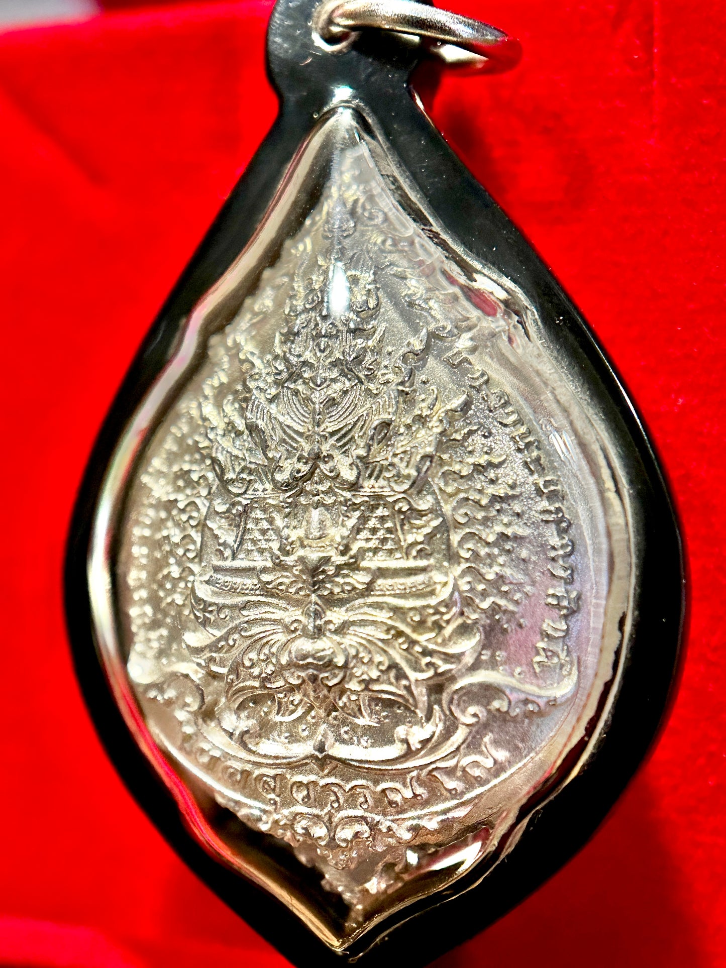 Tao Wessuwan Silver Guardian Amulet – Black Case