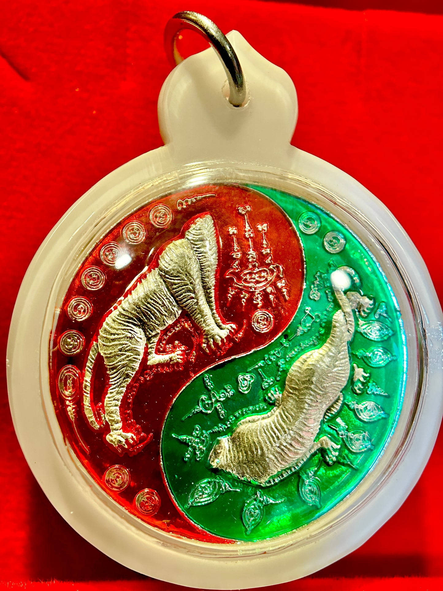 Suea Hua Khad Yin-Yang Amulet (Red/Green)