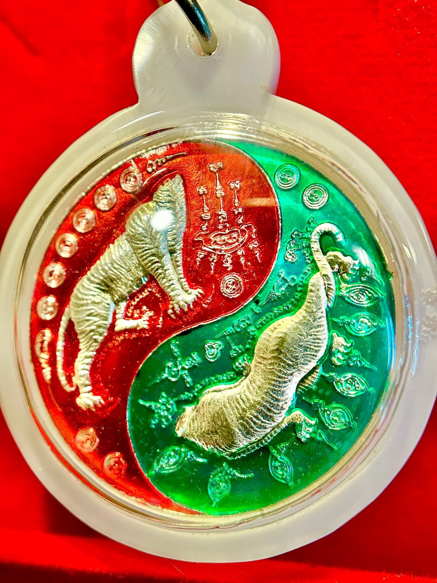 Suea Hua Khad Yin-Yang Amulet (Red/Green)