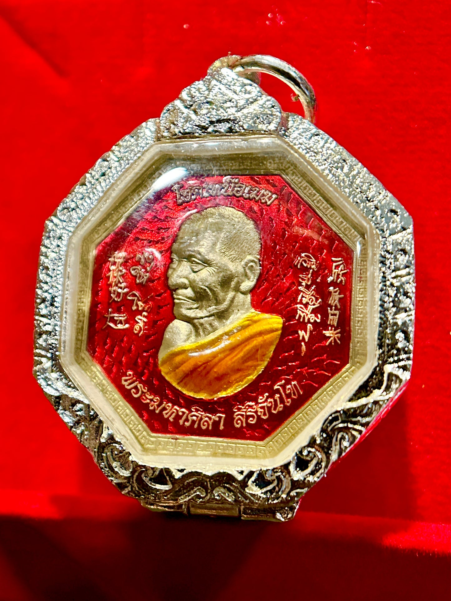 “Chok Nuea Mek” – Fortune Above the Clouds Amulet (Red/Silver)