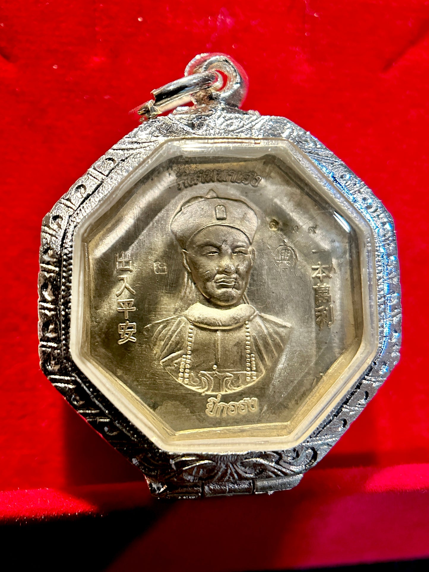 “Chok Nuea Mek” – Fortune Above the Clouds Amulet (Red/Silver)