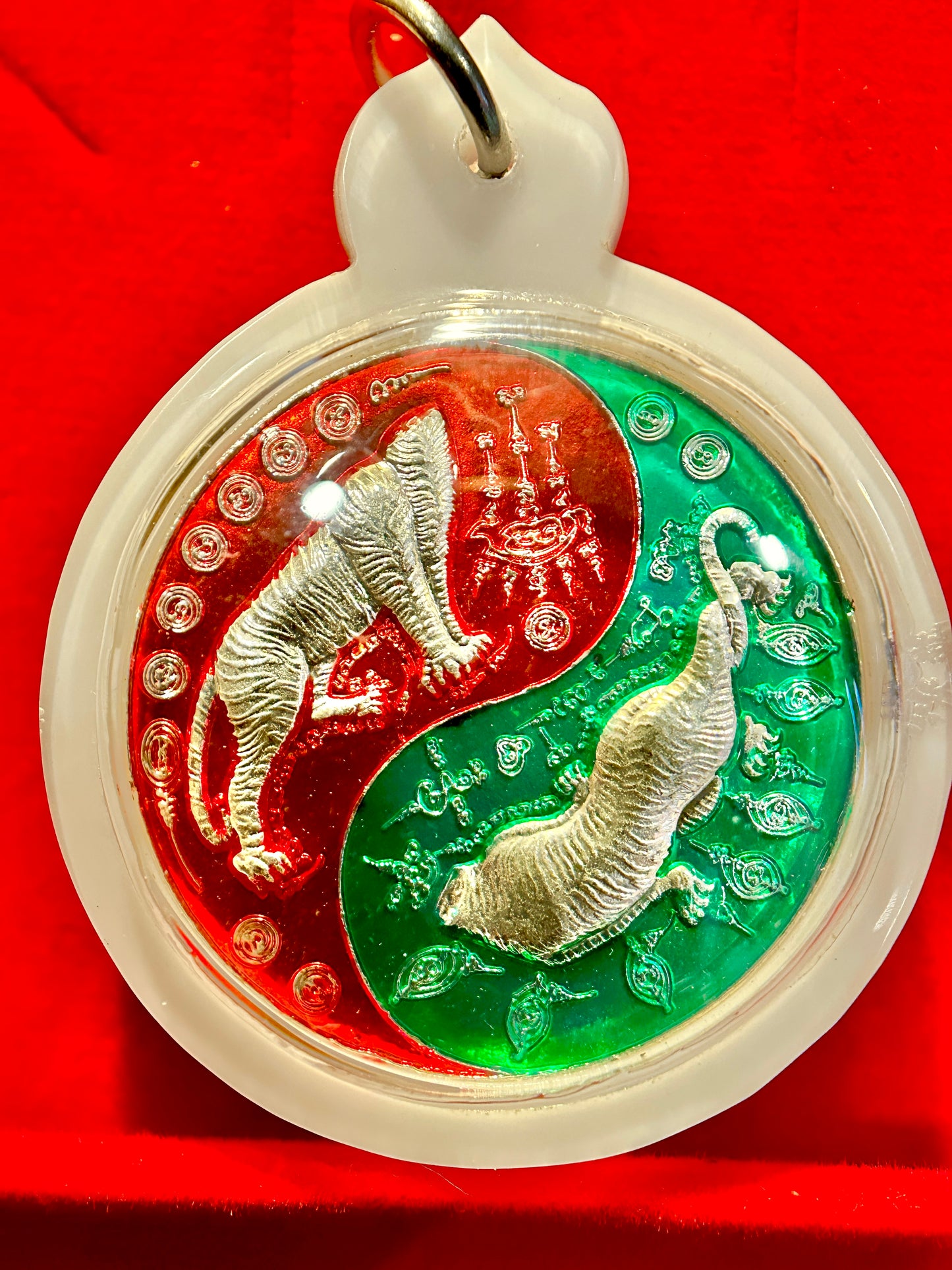 Suea Hua Khad Yin-Yang Amulet (Red/Green)