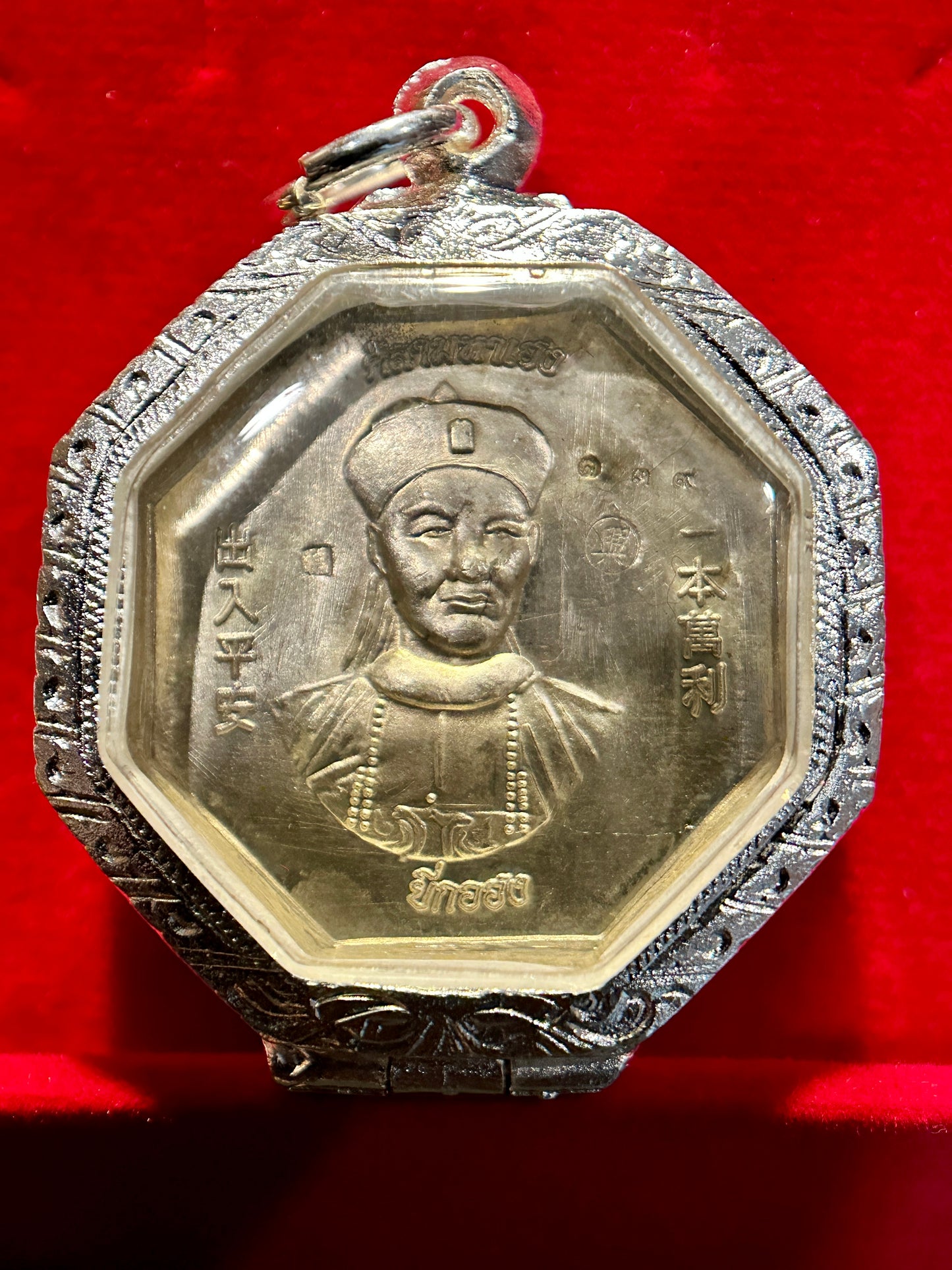 “Chok Nuea Mek” – Fortune Above the Clouds Amulet (Red/Silver)