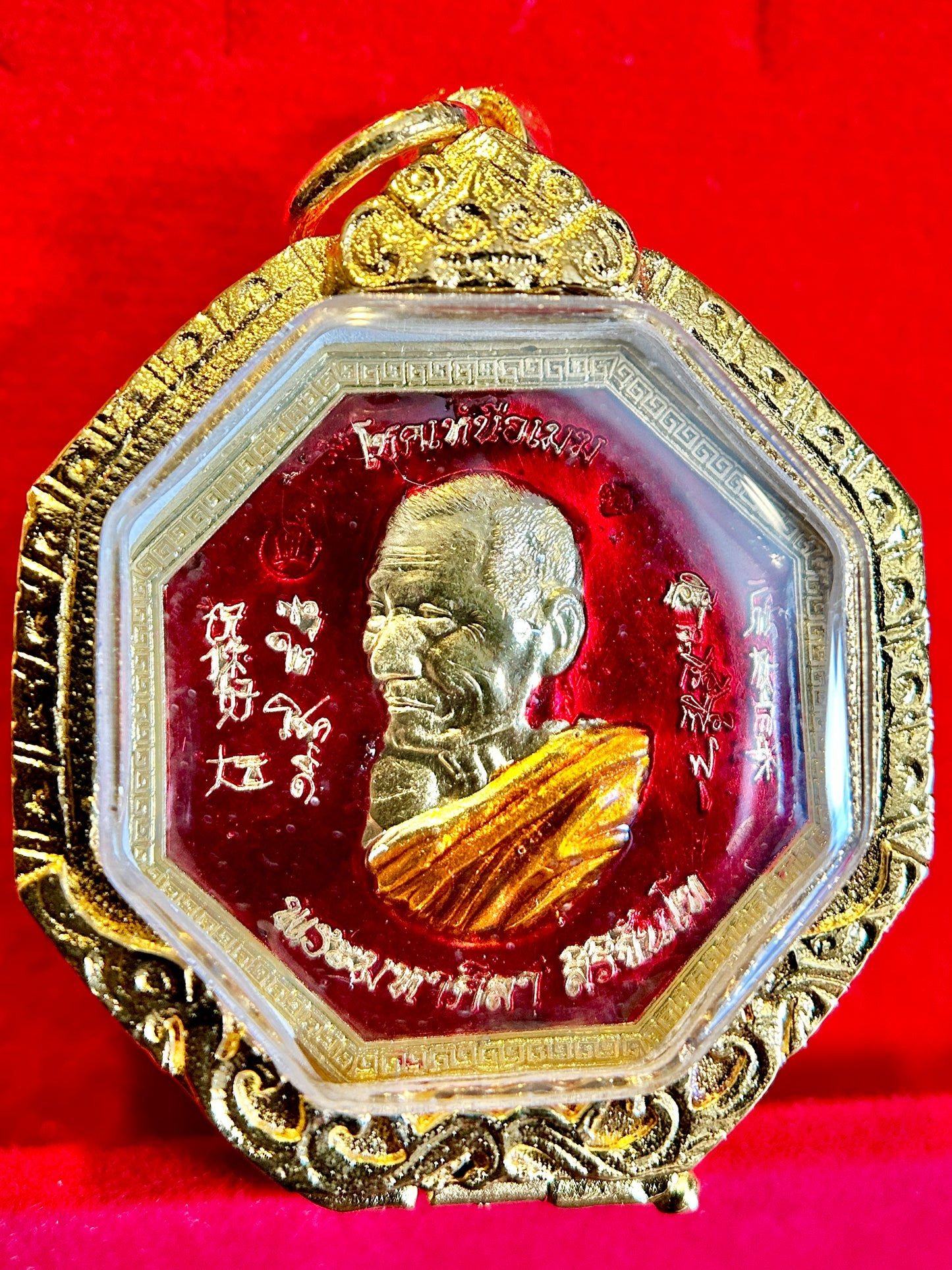 “Chok Nuea Mek” – Fortune Above the Clouds Amulet (Red/Gold)