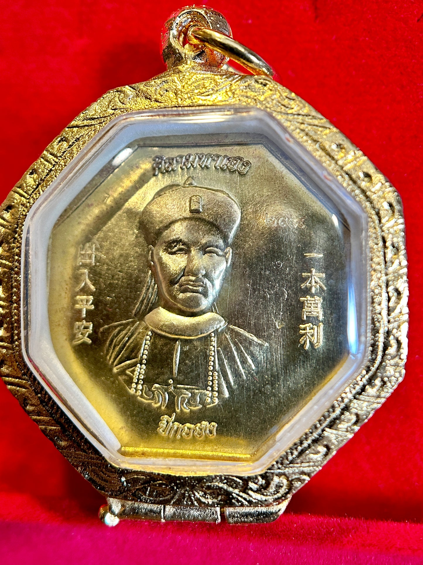 “Chok Nuea Mek” – Fortune Above the Clouds Amulet (Red/Gold)