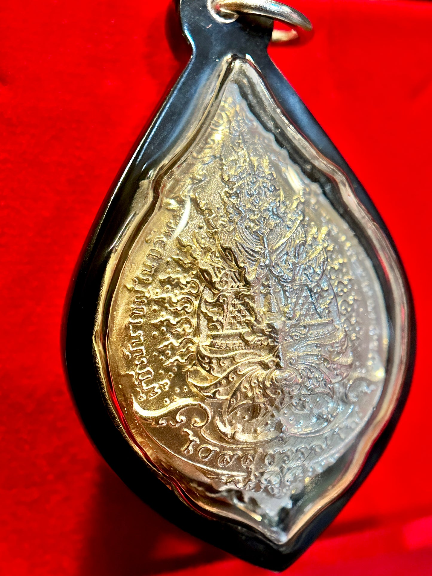 Tao Wessuwan Silver Guardian Amulet – Black Case