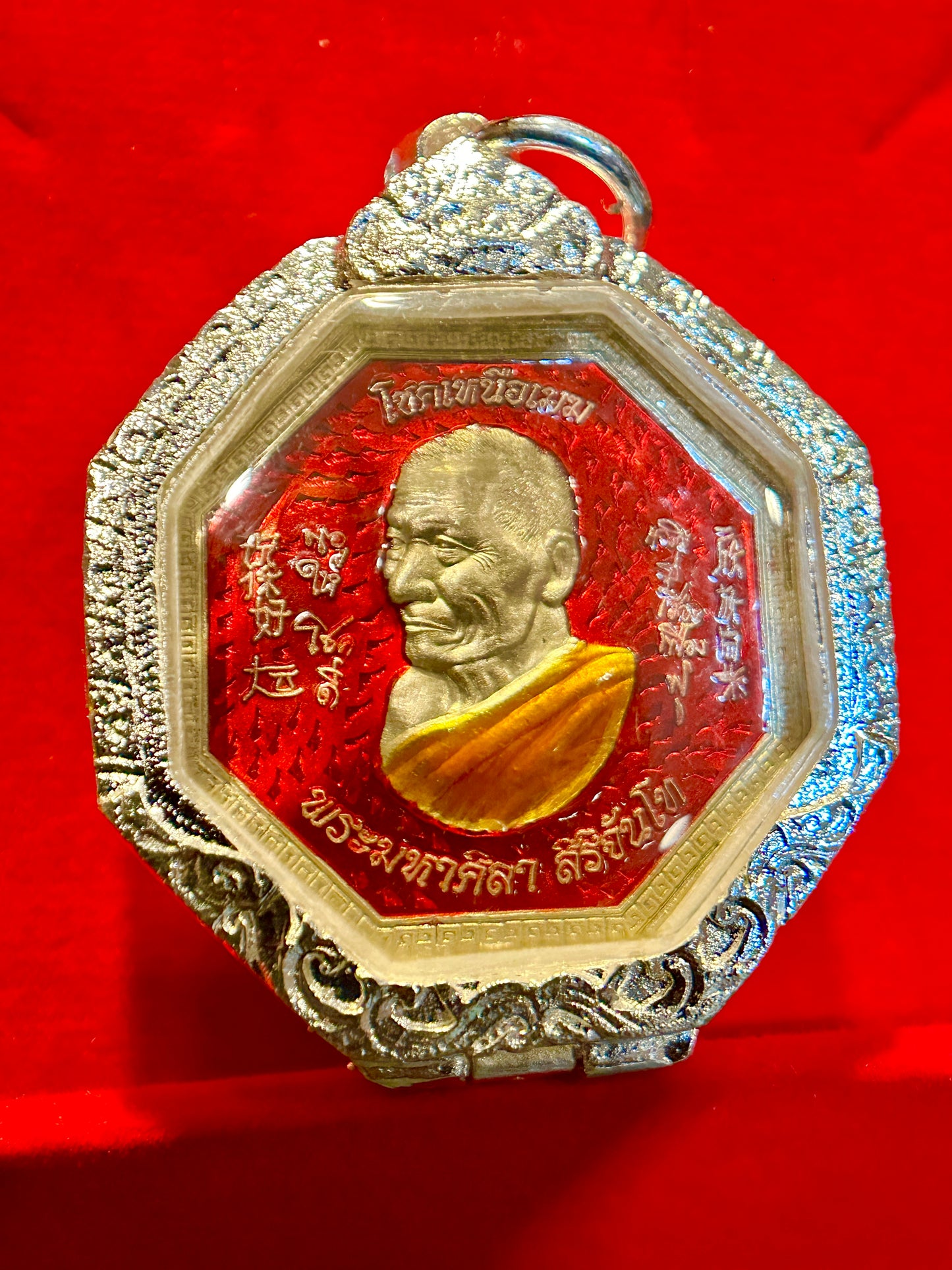 “Chok Nuea Mek” – Fortune Above the Clouds Amulet (Red/Silver)