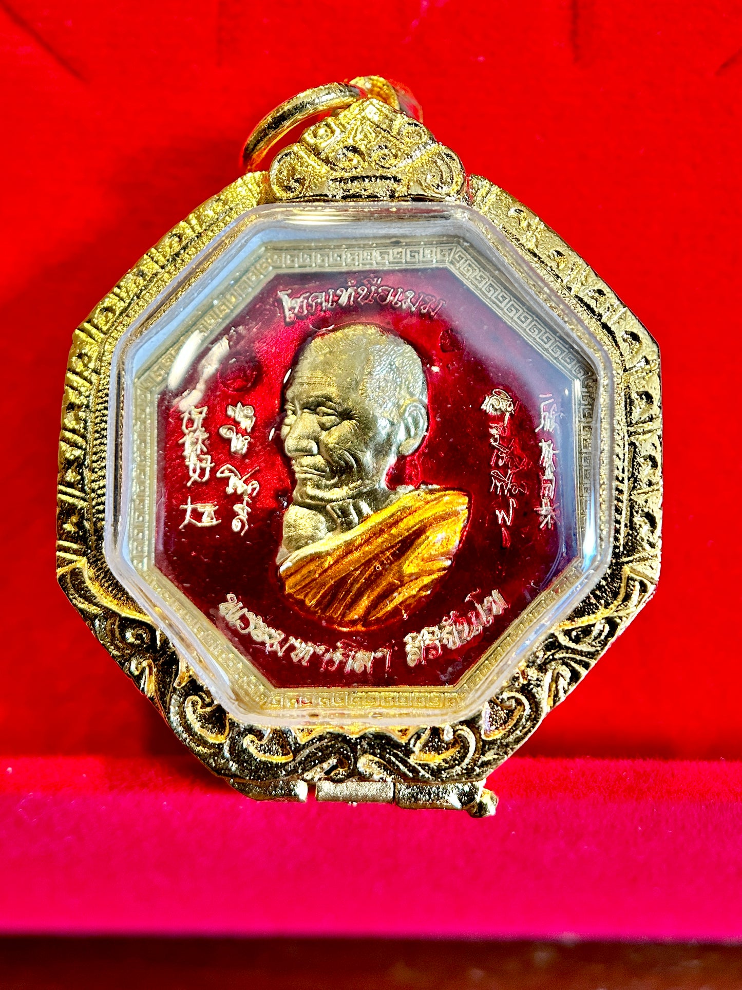 “Chok Nuea Mek” – Fortune Above the Clouds Amulet (Red/Gold)